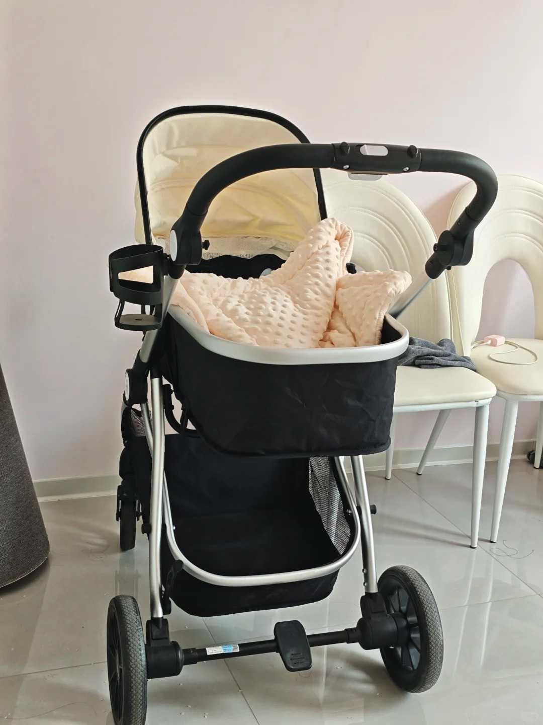 纽贝尔婴儿车，近乎全新，仅下楼使用过两三次，闲置三月犹如初见