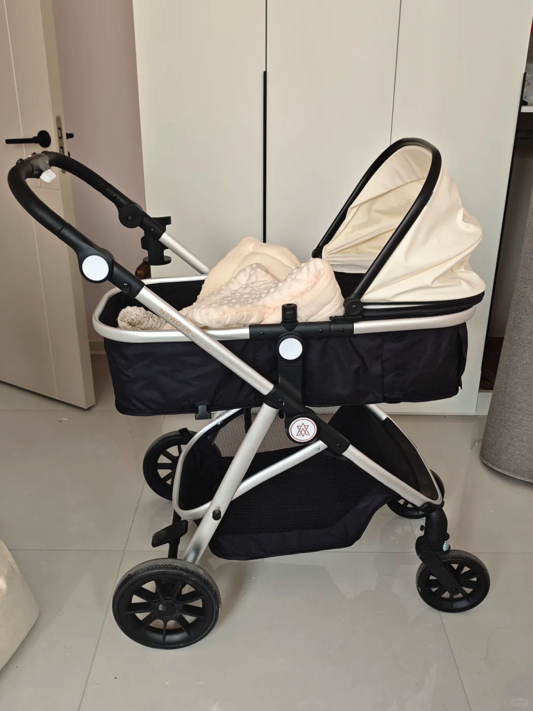 纽贝尔婴儿车，近乎全新，仅下楼使用过两三次，闲置三月犹如初见